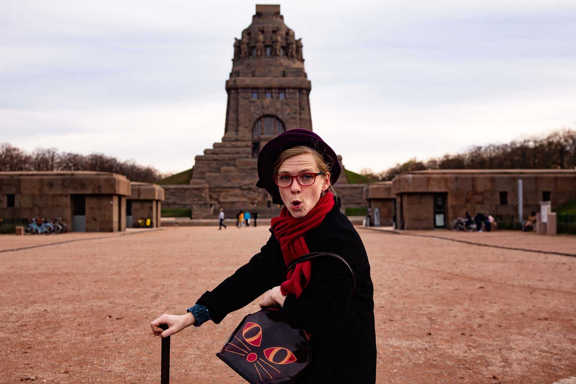 Annemarie Schmidt als Frau Oma vor dem Leipziger Völkerschlachtdenkmal