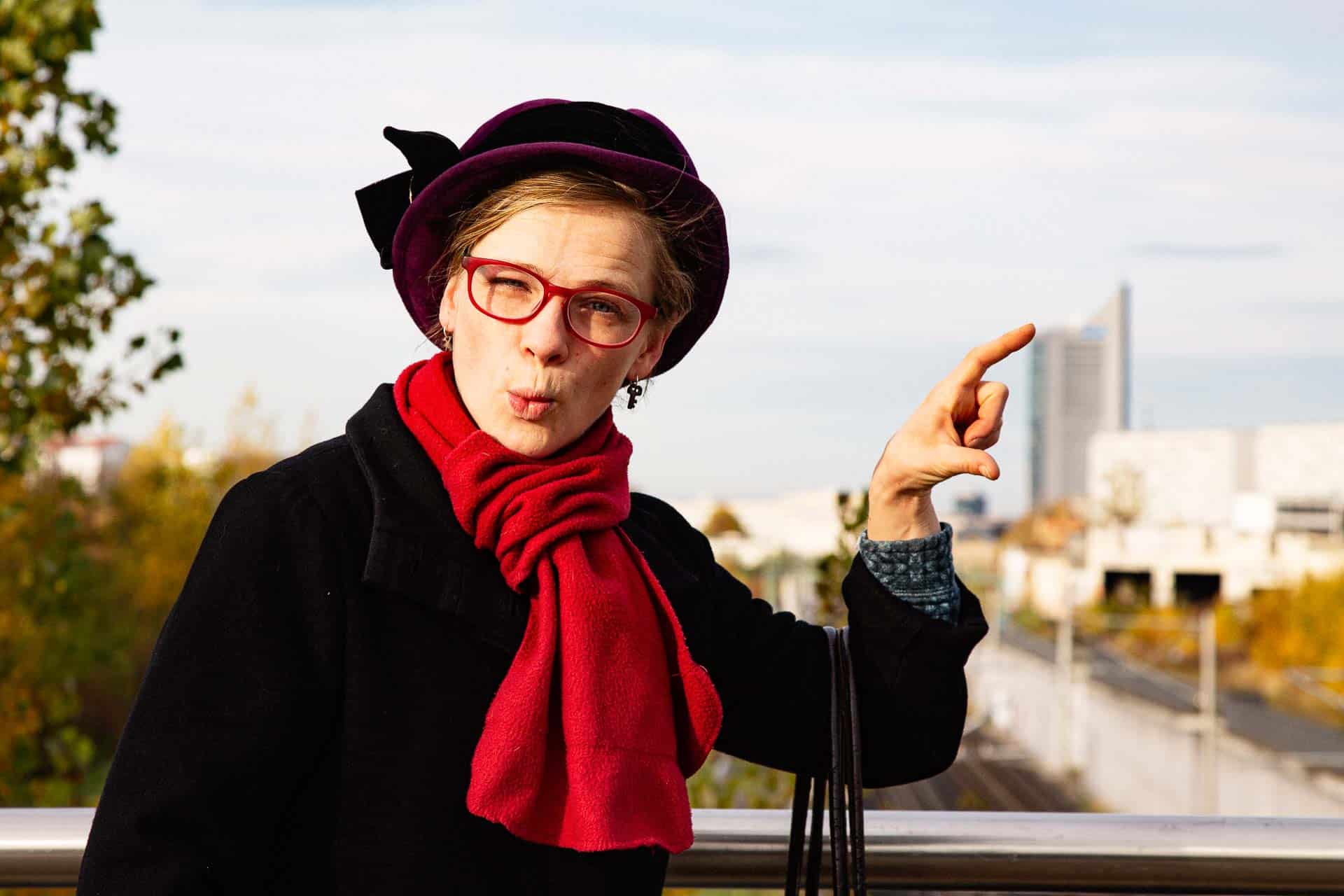 Annemarie Schmidt als Frau Oma mit dem City-Hcchhaus in Leipzig