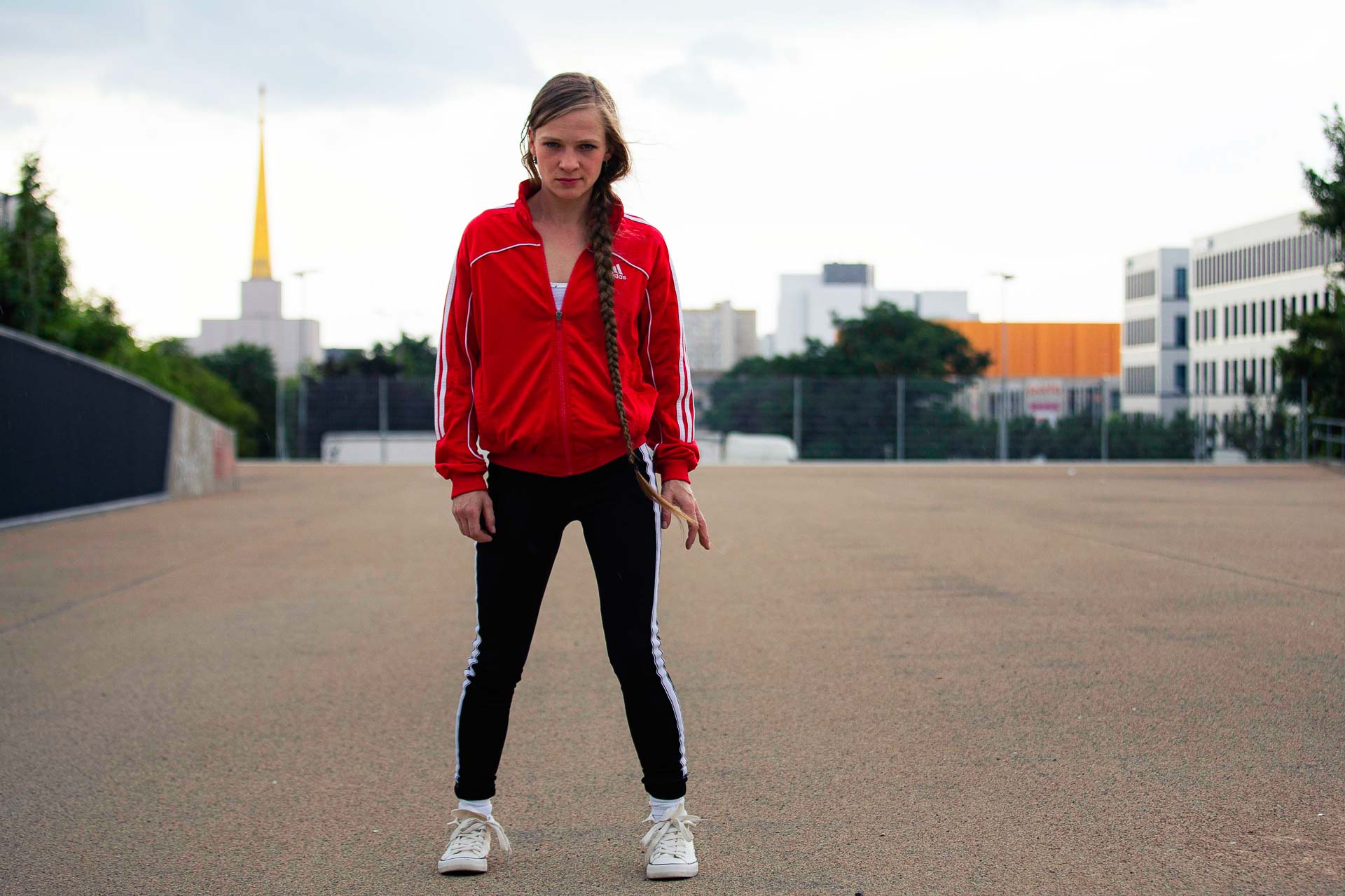 Annemarie Schmidt Outdoor auf einer Brücke in Leipzig